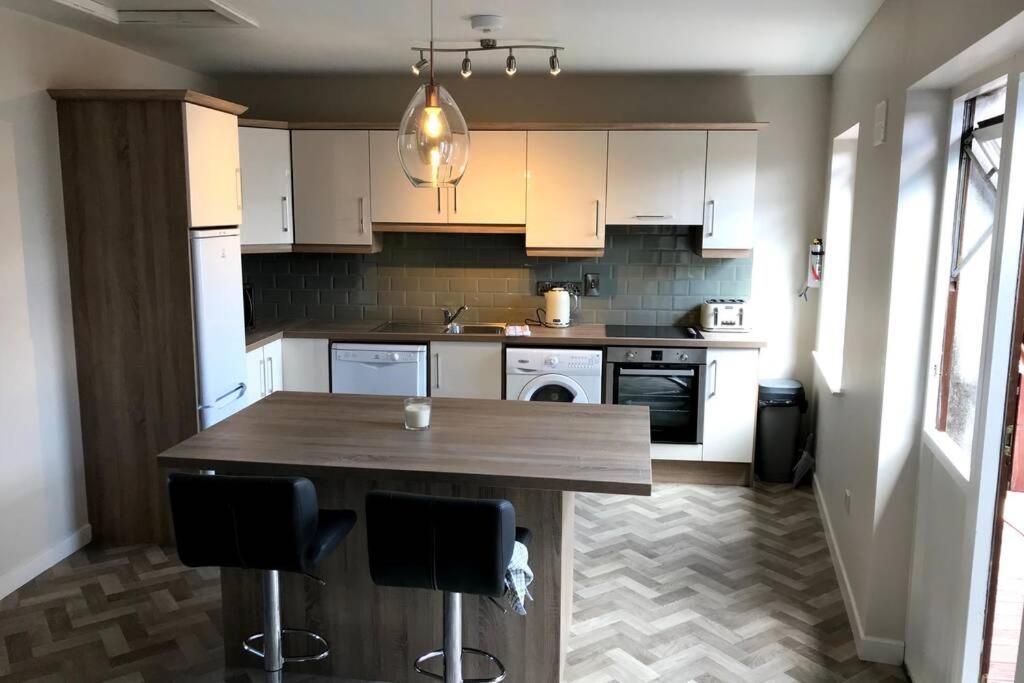 Stylish 3 Bed Apartment With Lough Atalia Views Galway Exterior foto